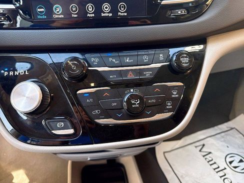 Used 2020 Chrysler Pacifica Touring w/ Advanced Safetytec Group FWD image 15