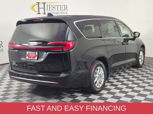Used 2024 Chrysler Pacifica Touring-L FWD image 7