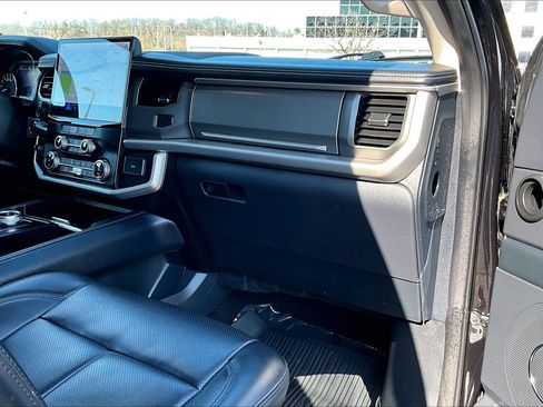 Used 2023 Ford Expedition XLT image 15