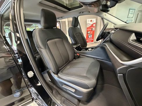 Used 2023 Jeep Grand Cherokee Laredo w/ Luxury Tech Group I AWD/4WD image 4