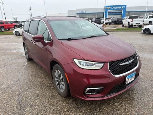 Used 2021 Chrysler Pacifica Touring-L FWD image 2