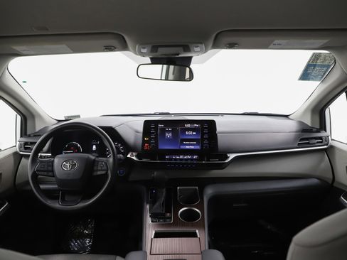 Used 2022 Toyota Sienna LE image 14