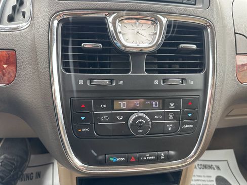 Used 2014 Chrysler Town & Country Touring FWD image 23