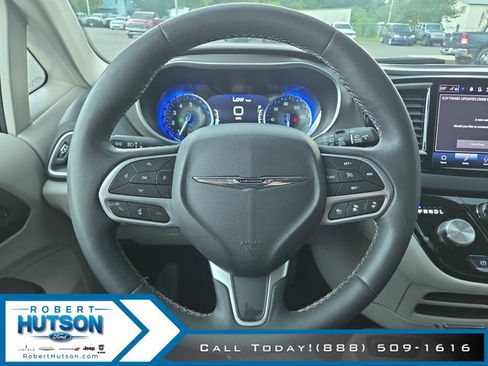 Used 2023 Chrysler Pacifica Touring-L FWD image 12