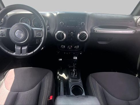 Used 2017 Jeep Wrangler Unlimited Sahara w/ Connectivity Group AWD/4WD image 15