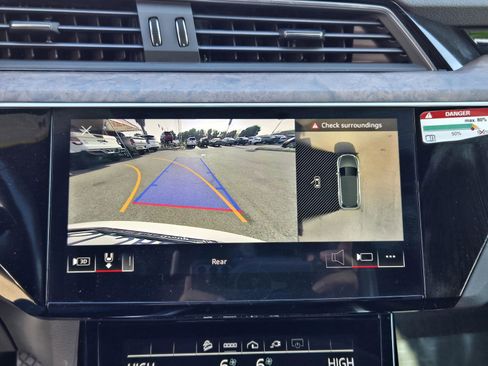 Used 2022 Audi e-tron Premium Plus w/ Premium Plus Package image 18