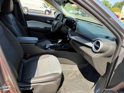 Used 2025 Chevrolet Trax LT FWD image 21
