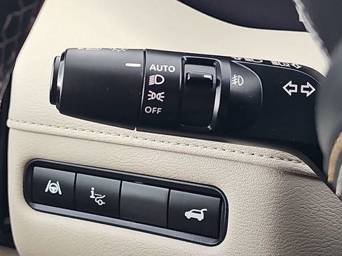 Used 2025 Nissan Armada Platinum Reserve RWD image 32