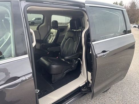 Used 2023 Chrysler Pacifica Touring-L FWD image 27