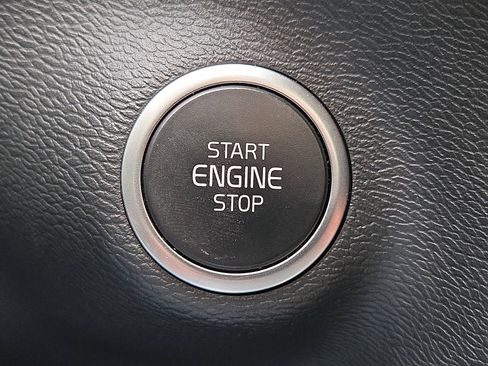 Used 2025 Volvo XC40 B5 Plus image 20