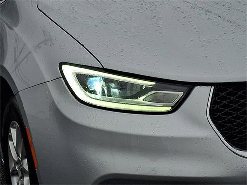 Used 2024 Chrysler Pacifica Touring-L image 9