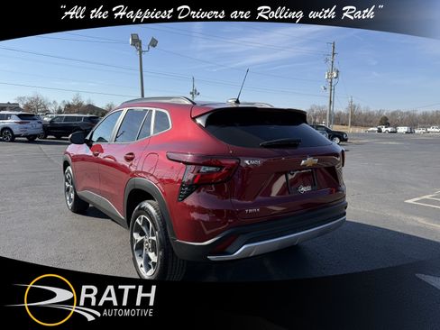 Used 2025 Chevrolet Trax LT image 7