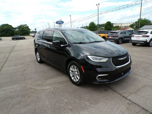Used 2023 Chrysler Pacifica Touring-L FWD image 1