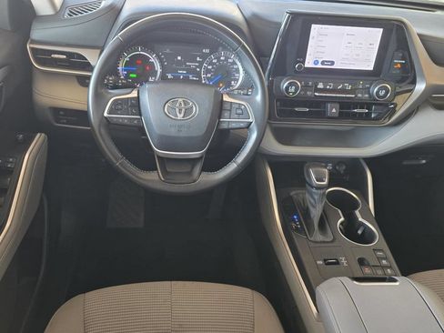 Used 2023 Toyota Highlander LE AWD/4WD image 11