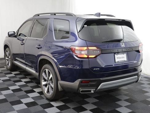 Used 2024 Honda Pilot Touring image 16