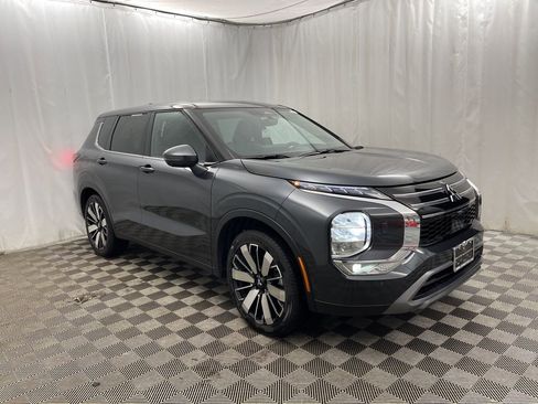 Used 2025 Mitsubishi Outlander SE image 2