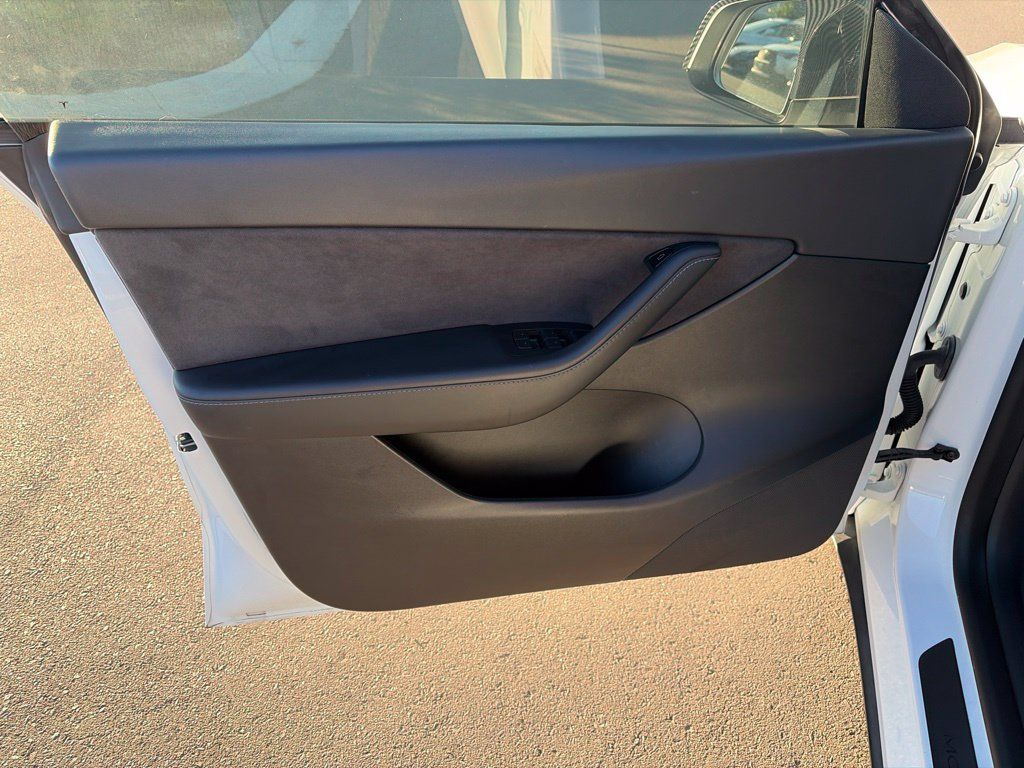 Used 2022 Tesla Model Y Long Range AWD/4WD image 22