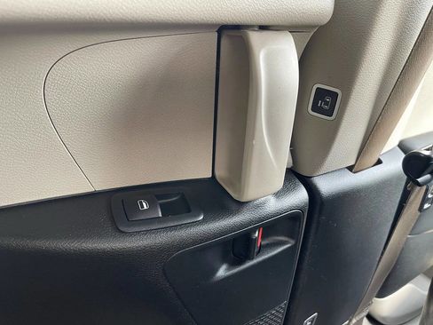 Used 2020 Chrysler Voyager Lxi image 22