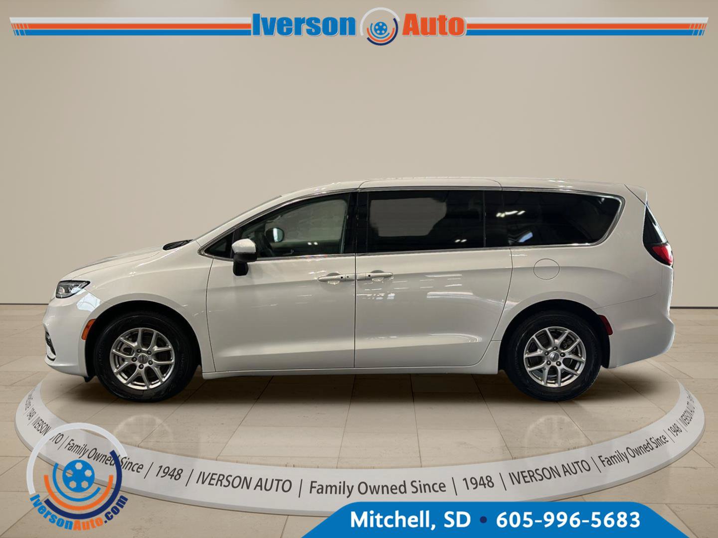 Used 2023 Chrysler Pacifica Touring-L FWD image 4