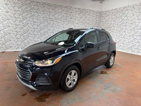 Used 2022 Chevrolet Trax LT w/ LT Convenience Package FWD image 3