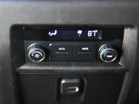 Used 2022 Chevrolet Traverse LT image 36