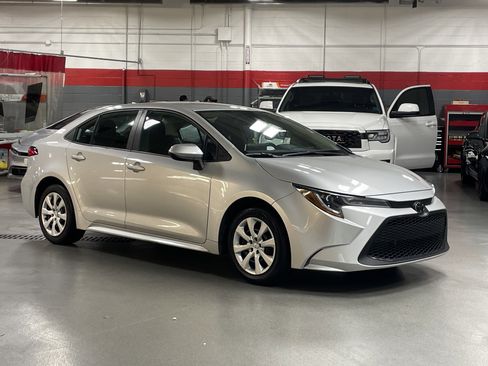 Used 2021 Toyota Corolla LE image 2