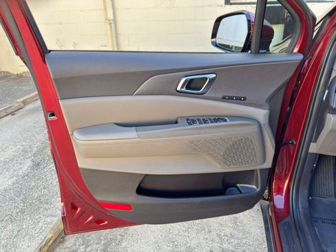 Used 2025 Kia Carnival EX FWD image 49