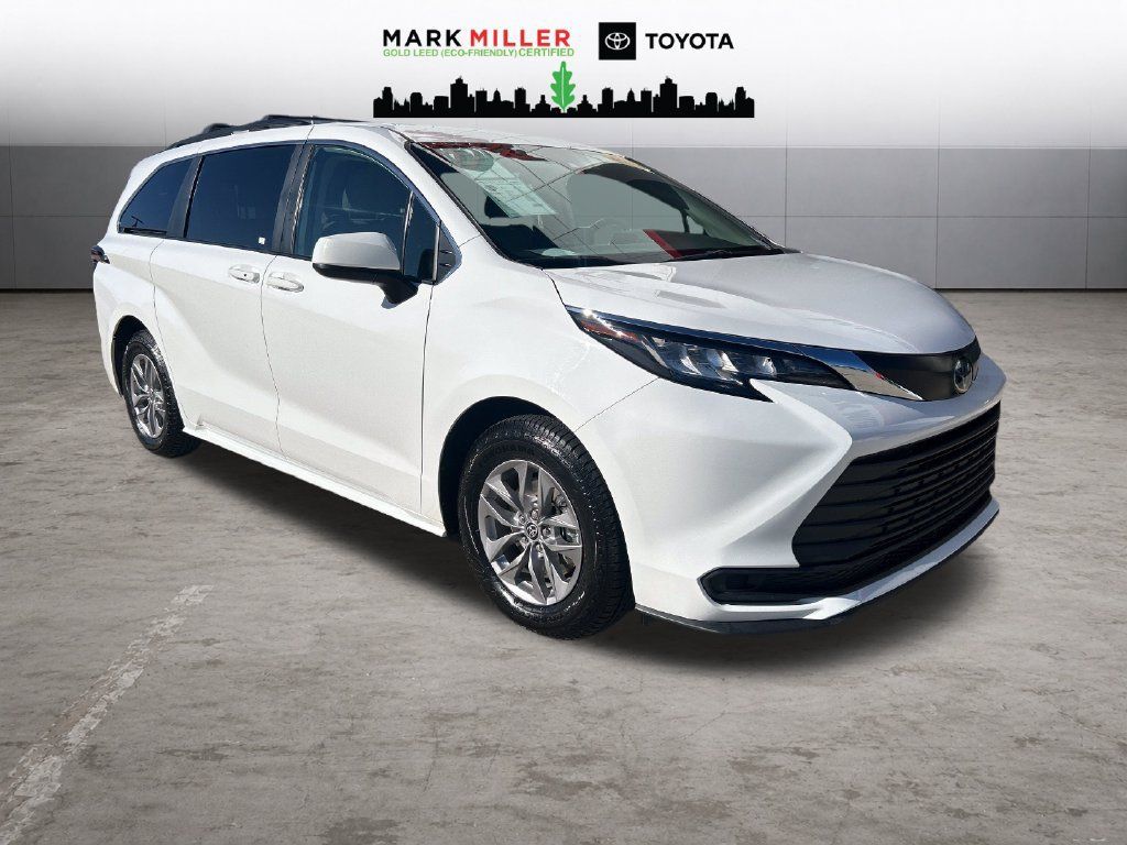 Certified 2022 Toyota Sienna LE FWD image 8