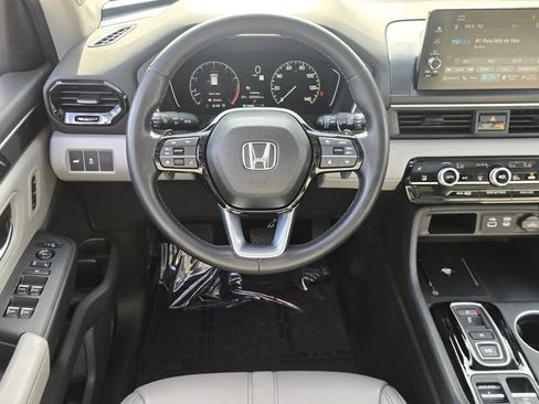Used 2024 Honda Pilot Touring image 12