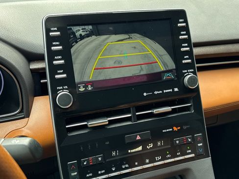 Used 2019 Toyota Avalon Limited image 8