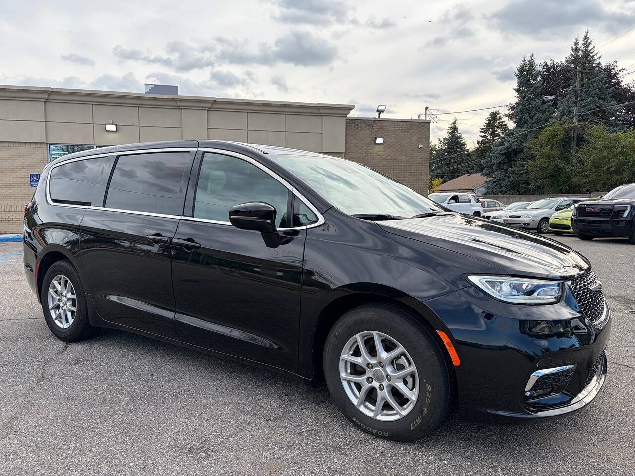 Used 2026 Chrysler Pacifica Select FWD image 3