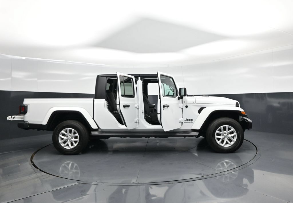 Used 2023 Jeep Gladiator Sport AWD/4WD image 5