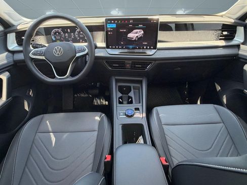 New 2026 Volkswagen Tiguan SE FWD image 14