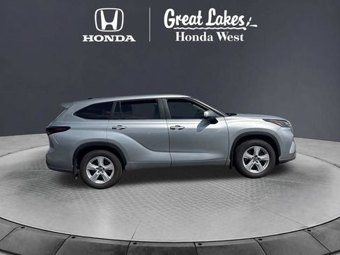 Used 2024 Toyota Highlander LE AWD/4WD image 8