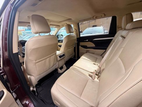 Used 2019 Toyota Highlander XLE image 25