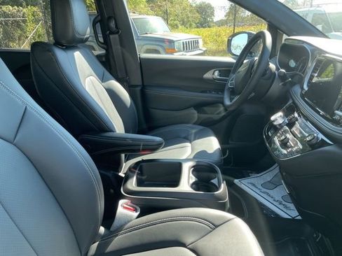 New 2026 Chrysler Pacifica Select image 23