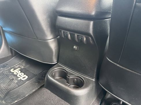 Used 2017 Jeep Wrangler Unlimited Rubicon w/ Connectivity Group image 40