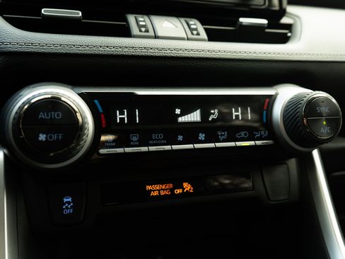 Used 2022 Toyota RAV4 XLE Premium image 30