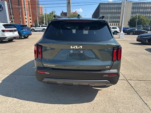 Used 2023 Kia Sorento S w/ Panoramic Sunroof Package image 4