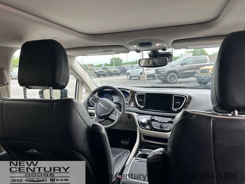Used 2023 Chrysler Pacifica Limited FWD image 13