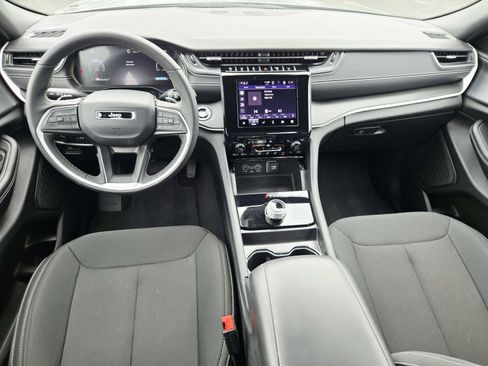 Used 2025 Jeep Grand Cherokee Laredo w/ Luxury Tech Group I AWD/4WD image 10