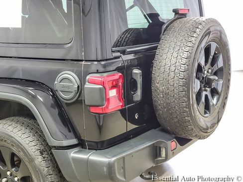 Used 2018 Jeep Wrangler Unlimited Sahara AWD/4WD image 6