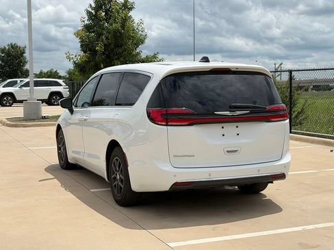 Used 2023 Chrysler Pacifica Touring-L FWD image 7