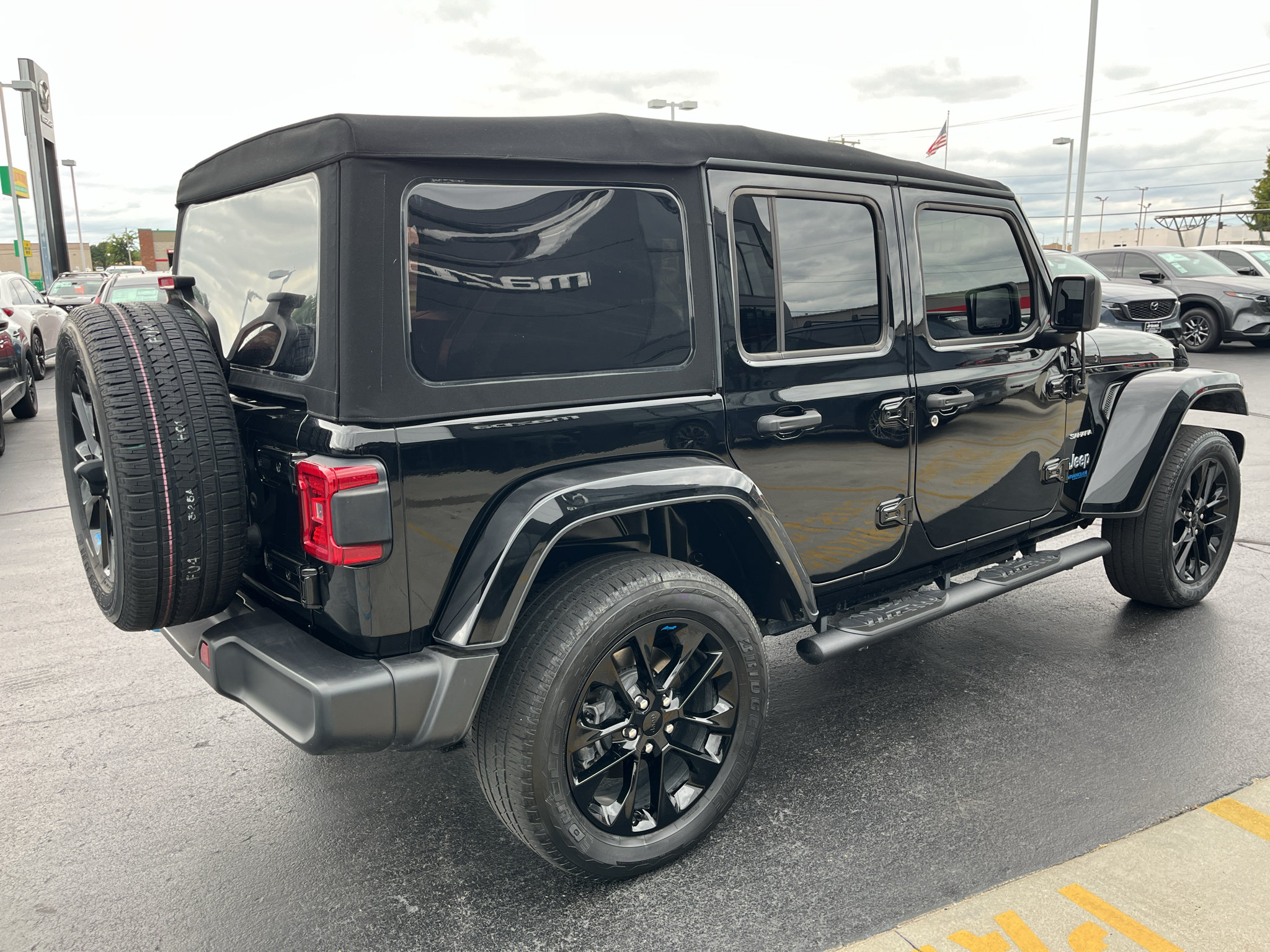 Used 2022 Jeep Wrangler Unlimited Sahara w/ Cold Weather Group AWD/4WD image 9