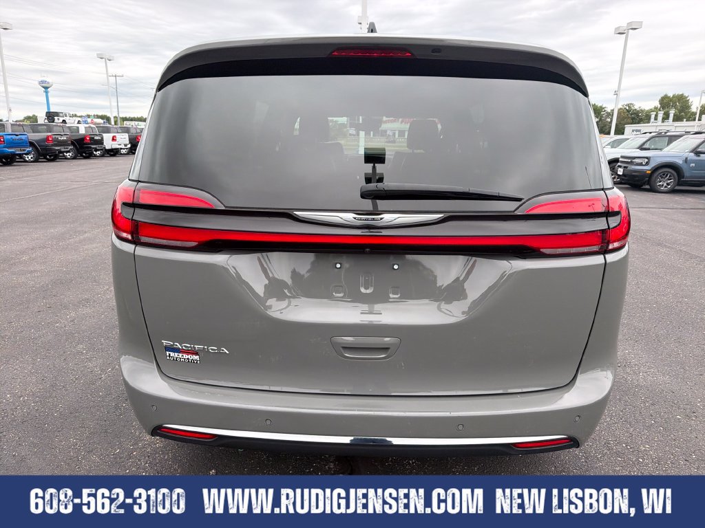 Used 2025 Chrysler Pacifica Select FWD image 4
