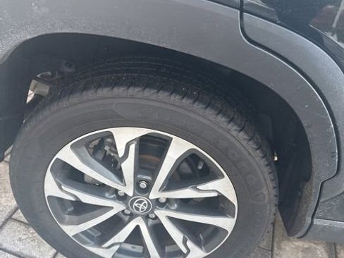 Used 2022 Toyota Corolla Cross XLE image 6