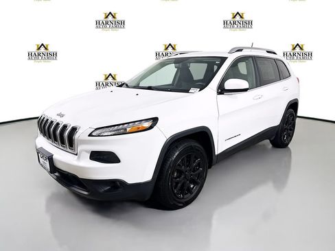Used 2016 Jeep Cherokee Latitude w/ Comfort/Convenience Group AWD/4WD image 3