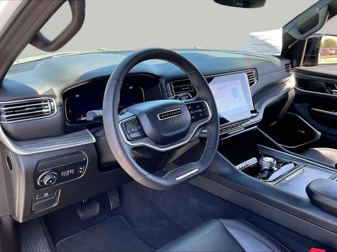 Used 2024 Jeep Wagoneer L Series II RWD image 16