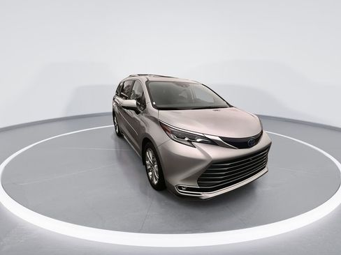 Used 2023 Toyota Sienna Platinum FWD image 2