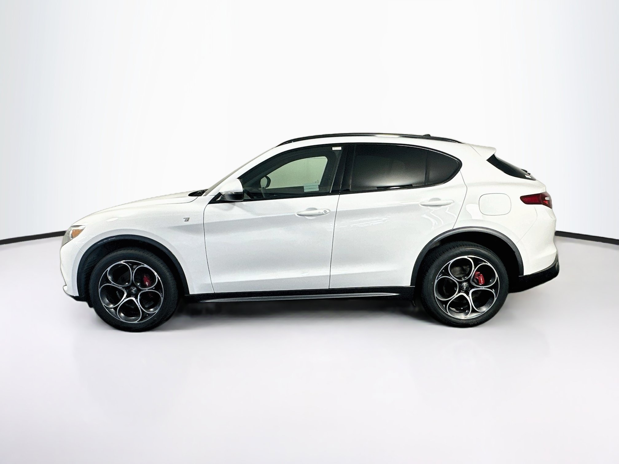 Used 2023 Alfa Romeo Stelvio Ti AWD/4WD image 4